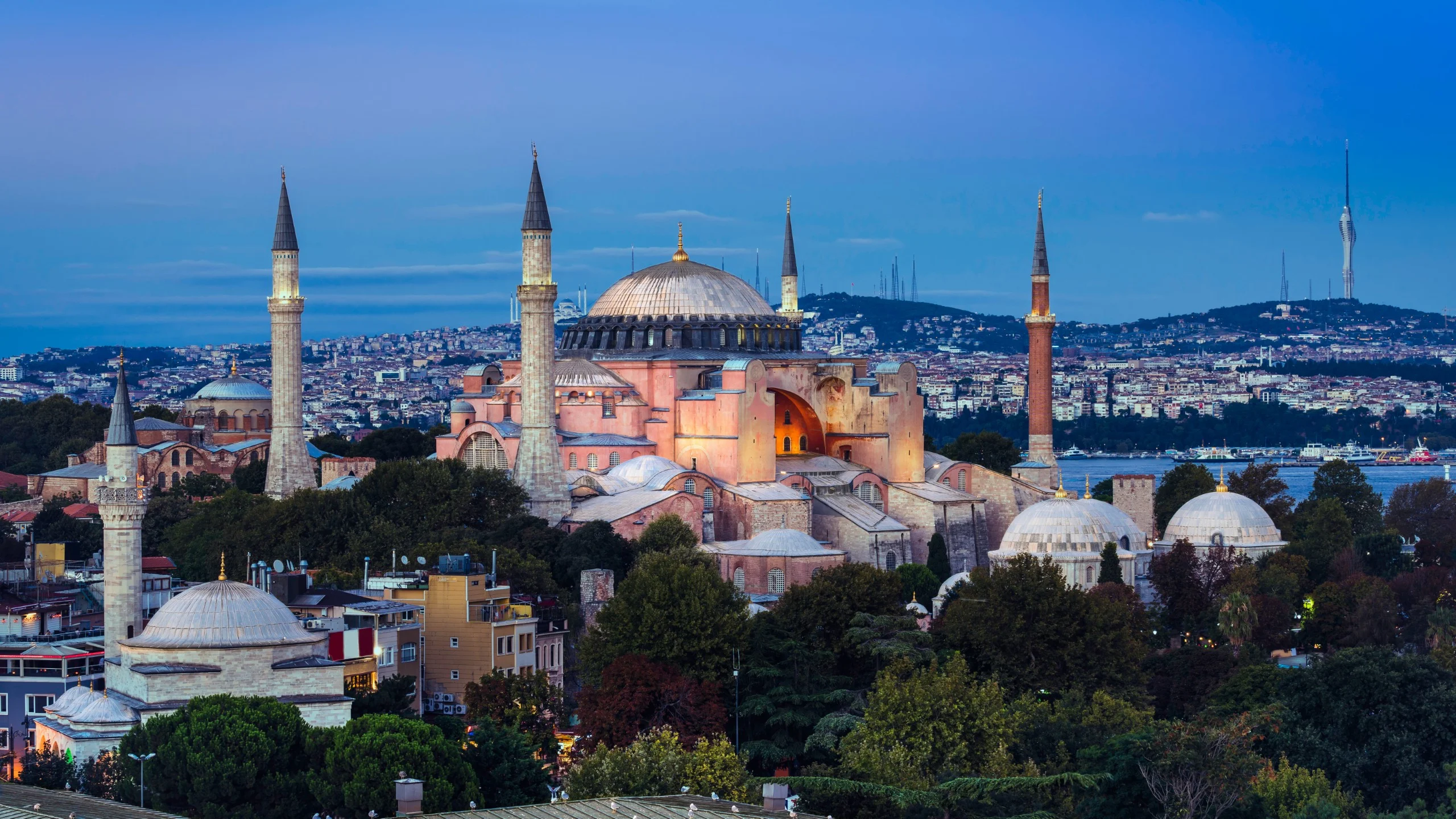Istanbul skyline with Hagia Sophia at dusk.